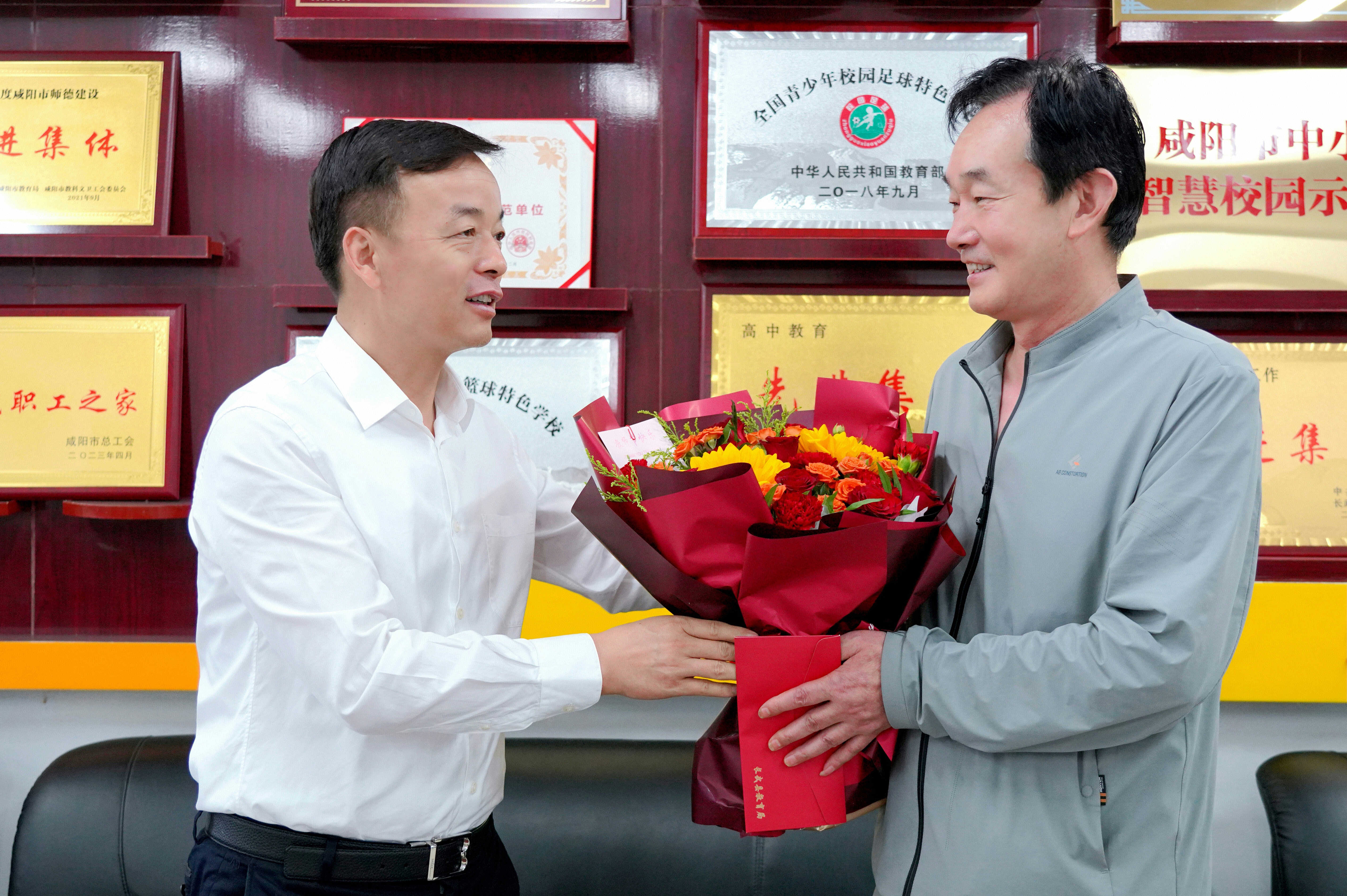 何銳開展教師節(jié)走訪慰問活動